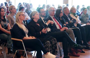 Publikum u.a. mit LR Sebastian Schuschnig, Brigitte Winkler-Komar, LH Peter Kaiser