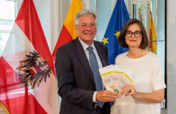 Landeshauptmann und Kulturreferent Dr. Peter Kaiser und Leiterin der Kulturabteilung Brigitte Winkler-Komar